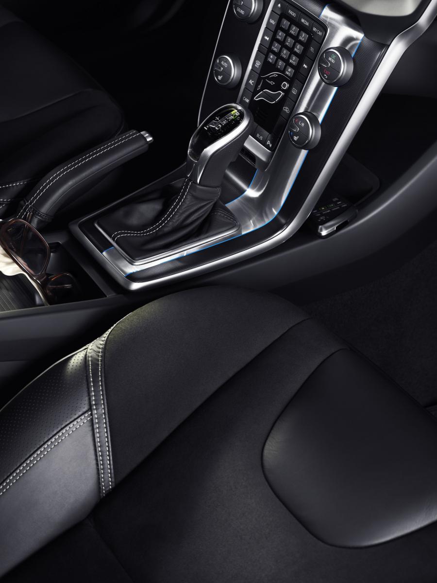  Volvo V40 R-Design 2012 года  (фото 5 из 15)